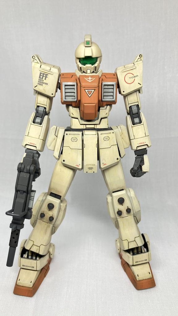 フロント珍しくウェザリングマスターやガンダムマーカーを使って汚しに挑戦しましたが加減が難しいですね💦おでこにエポパテを盛ってボリュームアップさせましたが、加工の際に変な力を加えていたみたいで、スミ入れの際に耳横が割れてしまいました…