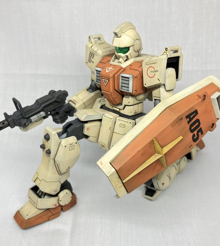 駐機状態シールドの汚しにガンダムマーカーを使ったのですが思いの外滲みが広がってしまい大失敗しました…