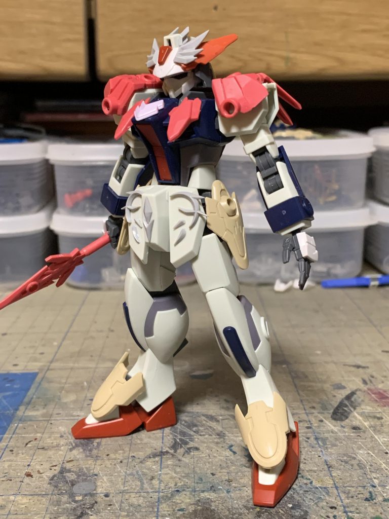 肩アーマーは左右交換して前後の装飾を変更し、レイピアもティアーシャのものに変えました。ビルダーズパーツのエンブレムを切り貼りして装飾を施します。