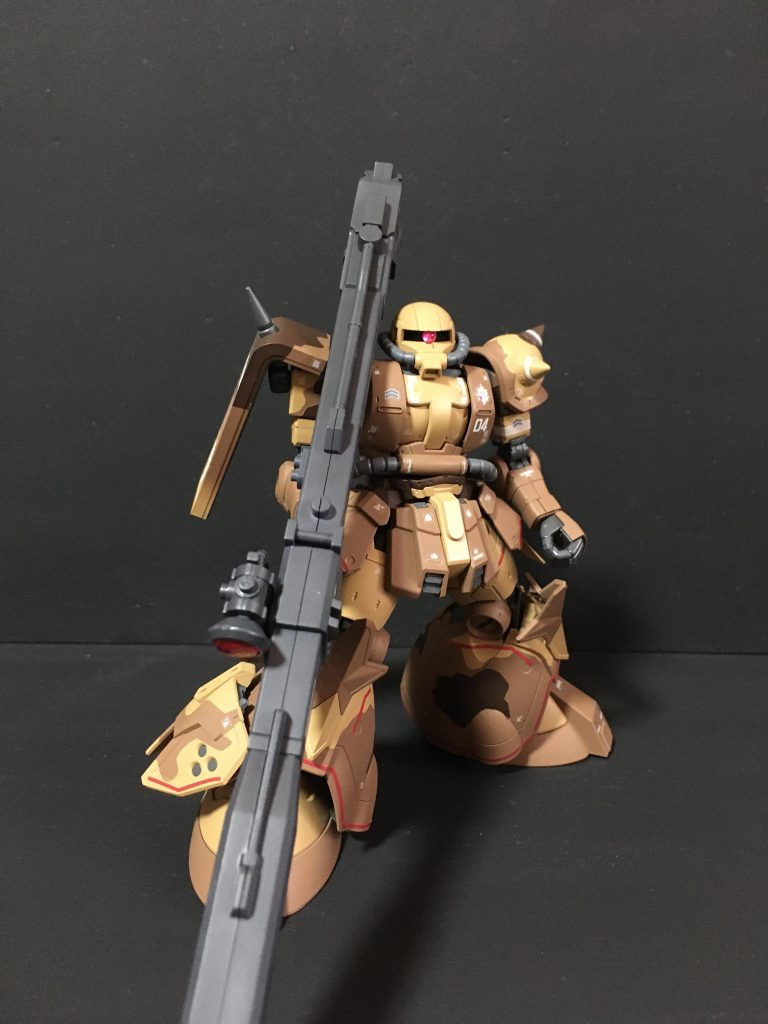 高機動型ザク地上用に高機動試作型ザク(所謂アイナザク)の脚部をミキシングしつつ、脚部にはサザンクロス隊の星形膝当てと側部アーマーを追加しています。