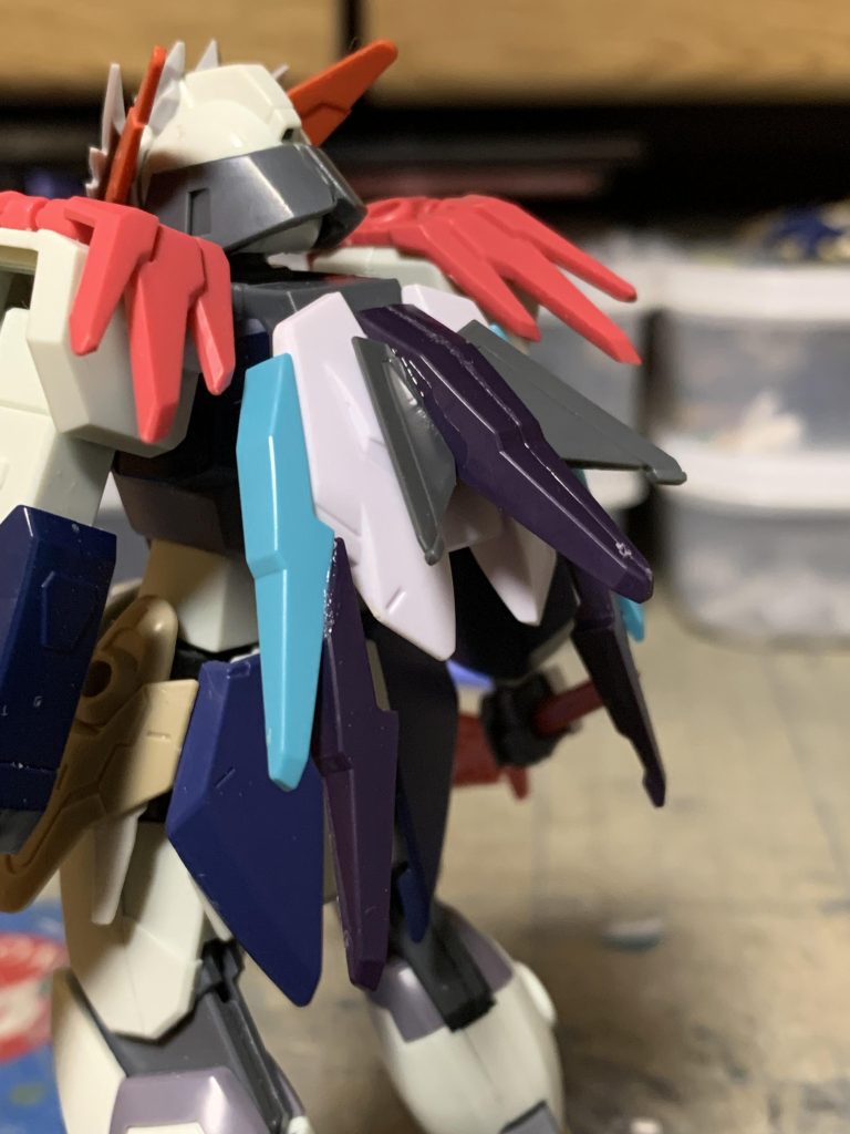 背中が非常に寂しかったので高機動装備としてブースターでもと思ったのですが、聖華世界が基本ファンタジーなのでブースターよりはマント状のものの方が雰囲気出るかと思い、ガ系のパーツを寄せ集めてそういう感じのものをこさえてみました。