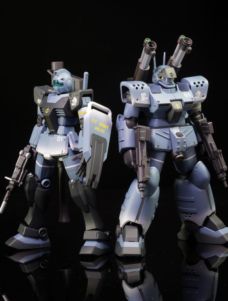 同時進行で制作していた ジム（ホワイトディンゴ隊） と並べて●使用塗料本体（ブルー）：Mr.カラー  ミディアムブルー + ガイア ミディアムブルー本体（黒）：Mr.カラー  ミッドナイトブルー本体（白ｸﾞﾗﾃﾞ）：ニュートラルグレーⅠ武装（黒1）：Mr.カラー　黒鉄色武装（黒2）：Mr.カラー　ブルーブラック武装（ｼﾙﾊﾞｰ）：ガイア　スターブライトシルバー関節：メカサフ スーパーヘヴィトップコート：Mr.カラー　スーパースムースクリア（つや消し） 