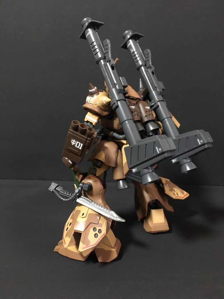 後方ショットバズーカーで見にくいですが、、、サザンクロス隊ザクの腰リアアーマーも装着させています。左腕武装は「にわとり」さんにいただいたアイデアでデザートザクの3連ミサイルポッドを装着させています。