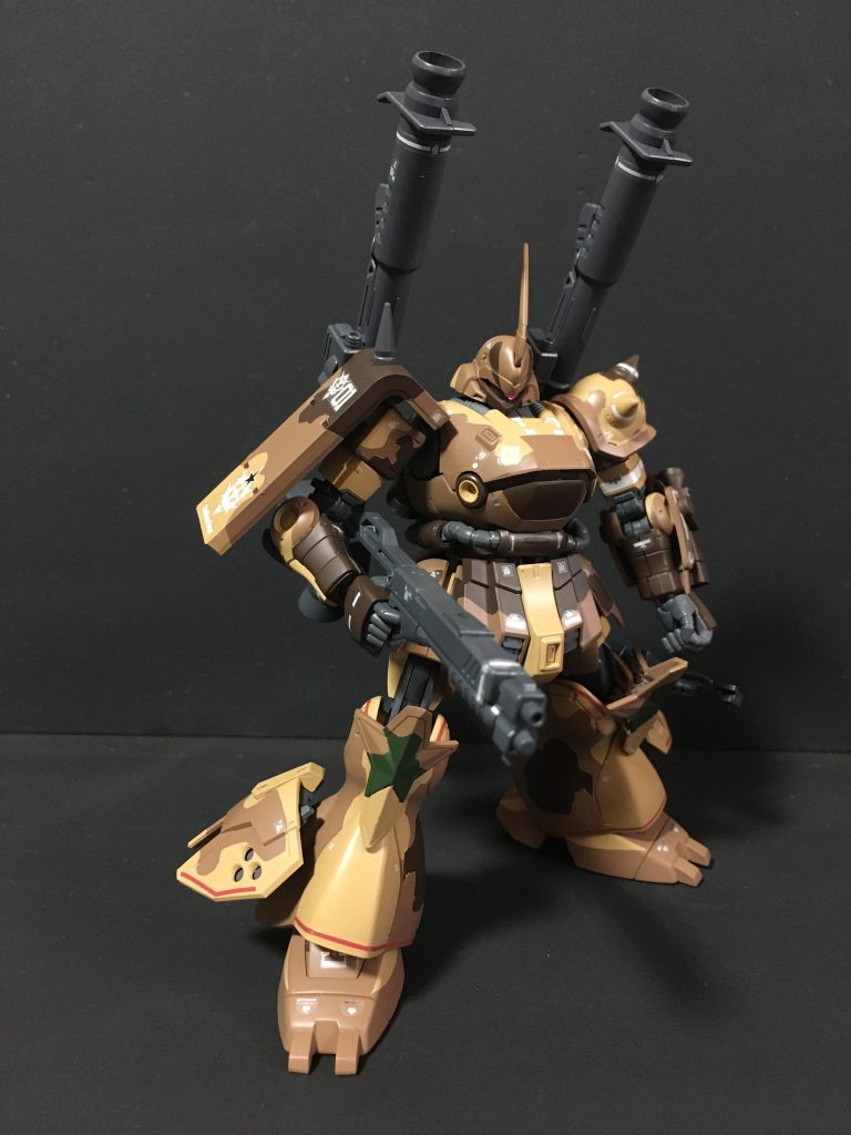 ケンプファーにサザンクロス隊ザクの両腕、膝当て、脚部サイドアーマー、腰パーツをミキシングしています。