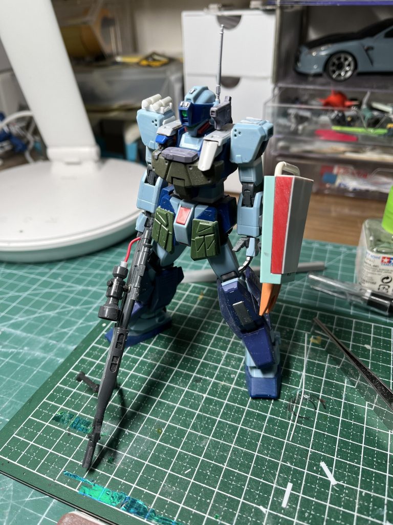 最終サフ前簡単な工作しかしてませんが、するとしないとではプロポーションが全然変わってきますね！（背面は追加装甲ないのでスッカスカですｗ）今回はウェザリング予定なのでディティール追加も控えめにしてますが、そろそろガッツリ工作する作品をつくらないとなHGだと限界あるからMGで挑戦してみたいな！