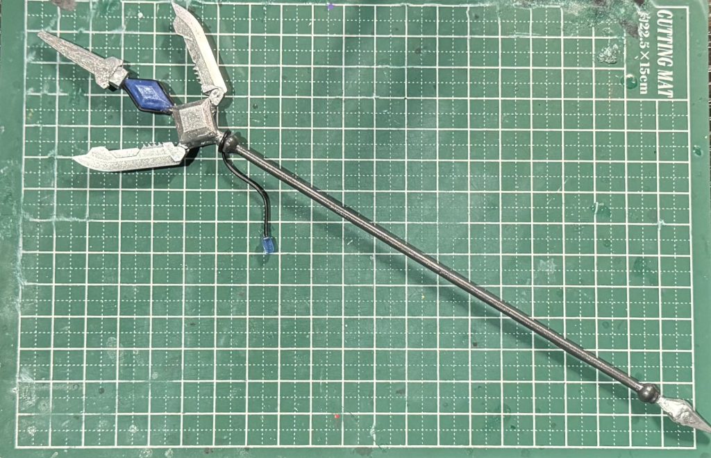 脳内想定より物騒なモノに仕上がった。ポリキャップしこんでるので、左右刃は着脱可能。十文字槍にもなるお！(杖じゃねえのかよ。材料はランナーとレギンレイズの刃の先とポリキャップとUVレジン。あ、あと何かのキットについてた黒コードのあまり。