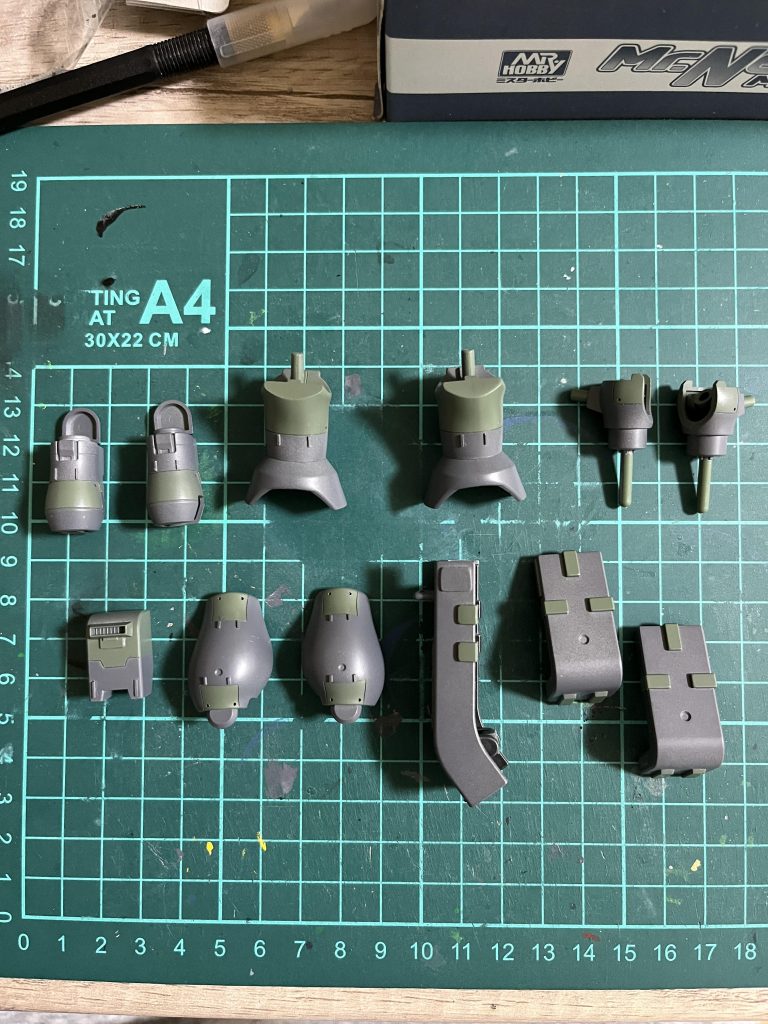 スジ彫り追加して色分けしました。腕と脚のディープグリーンの部分はなんとなくメンテナンスハッチっぽいイメージです。