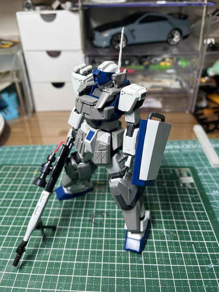 基本塗装まで他の2機はグラデ入れているので入れるか迷いました追加装甲に濃いグレーでグラデかけてますここで気づいたんですが、シールドが分厚い、、、もっと薄くすればよかったと後悔ポイントの一つですね・色合いを統一すればある程度まとまりますね 