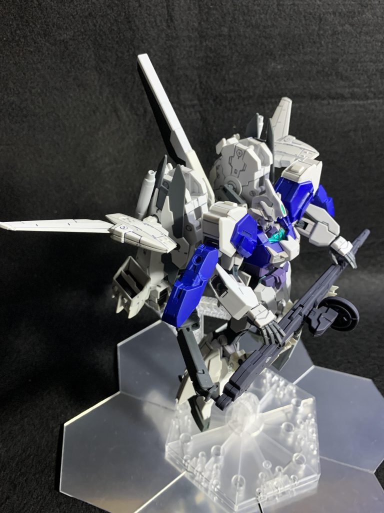 色変更とシルエットを似せるだけでもなんとかなるものです。ランチャーはバックパックからアームを生やして支えています。