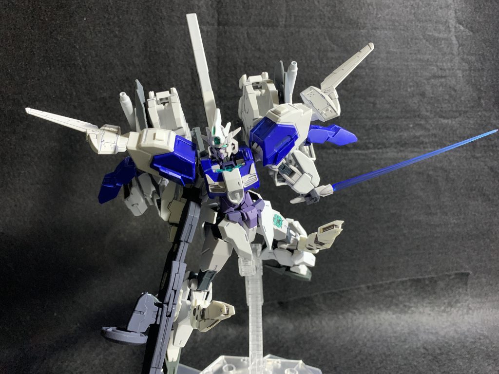 唯一ポーズ参考になったのはGジェネレーションのビームサーベルを持っている戦闘シーンだけ。青いビームサーベルはキャリバーンから拝借しました。