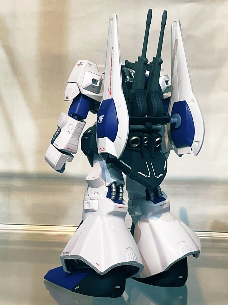 いつもの白背景だと反射してしまうので展示用ディスプレイから撮影。