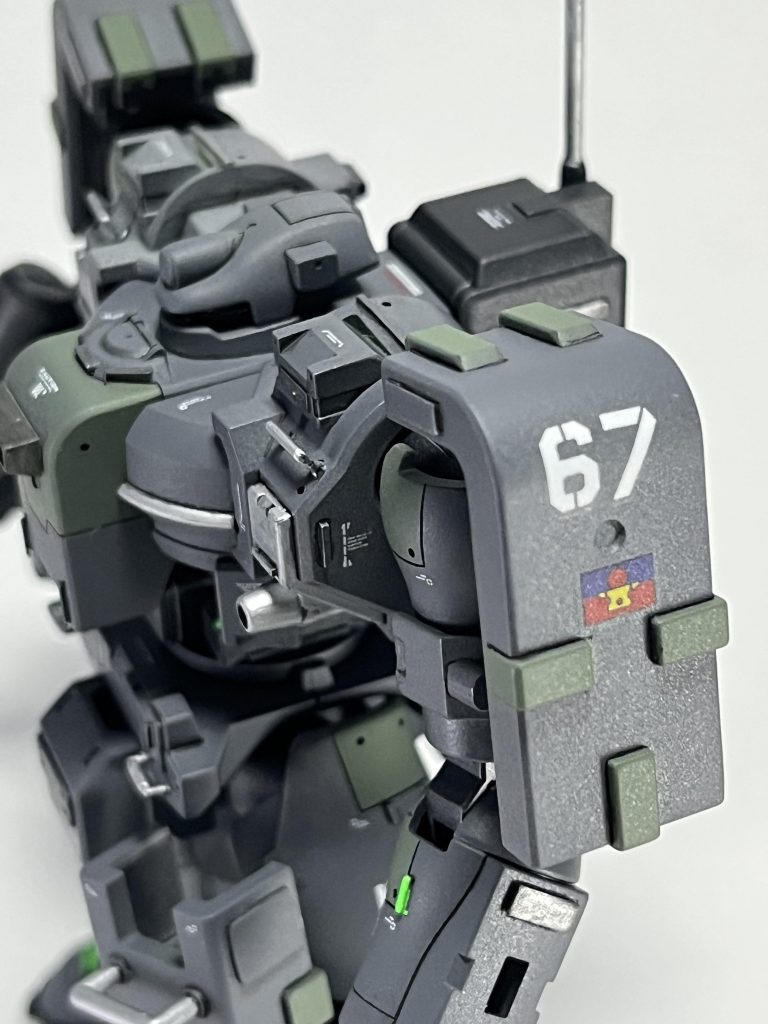 素直に人類革新連盟所属機ということにしてデカールの選定をしました。