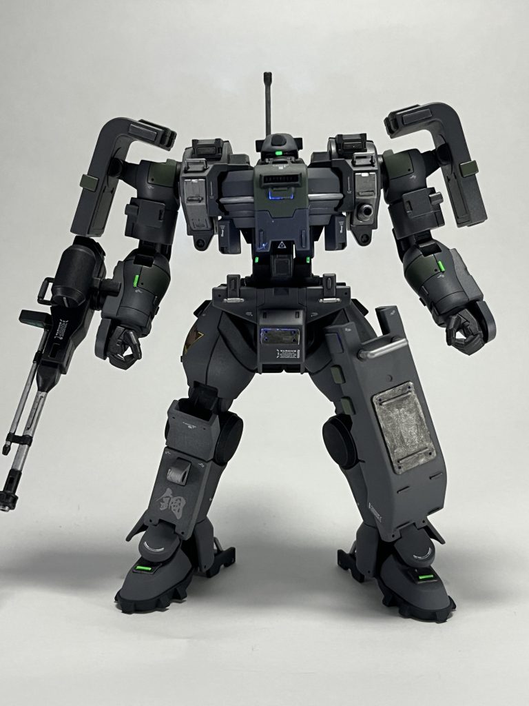 蛍光カラーでモノアイなど塗装したのでちょっとだけ光ります。