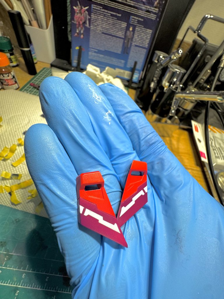 こちらは塗装後カラーは純色マゼンタとシャアレッド。赤は塗膜面が弱いので慎重にマスキングします。