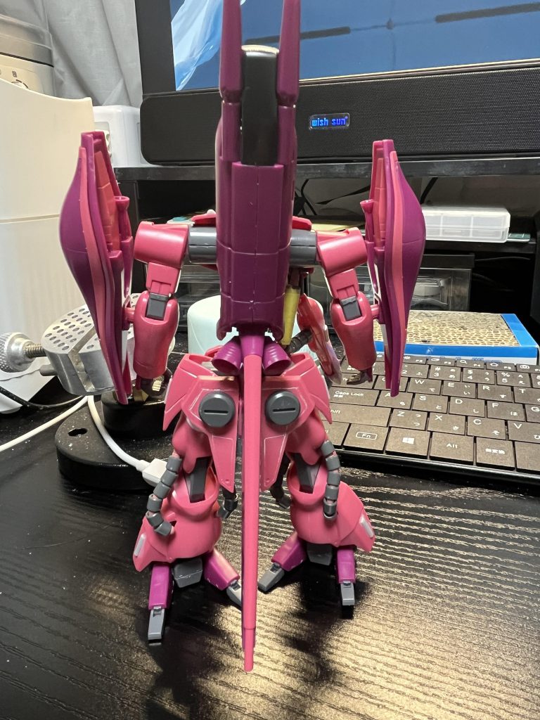 背面はこんな感じ足のチューブはプラパイプを使う予定でしたが、結局元キットの物を使用しています。
