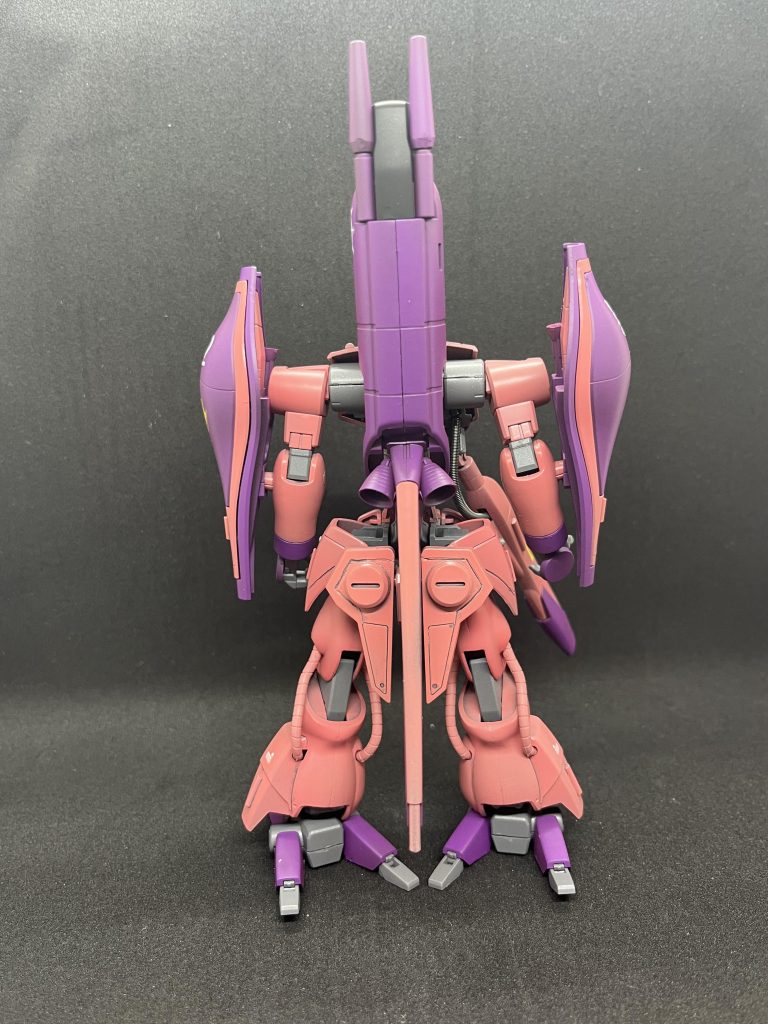 背面リアアーマーがまっさらだったので、エネルギータンクに見えるかな?で、ディテールアップパーツを追加してます。