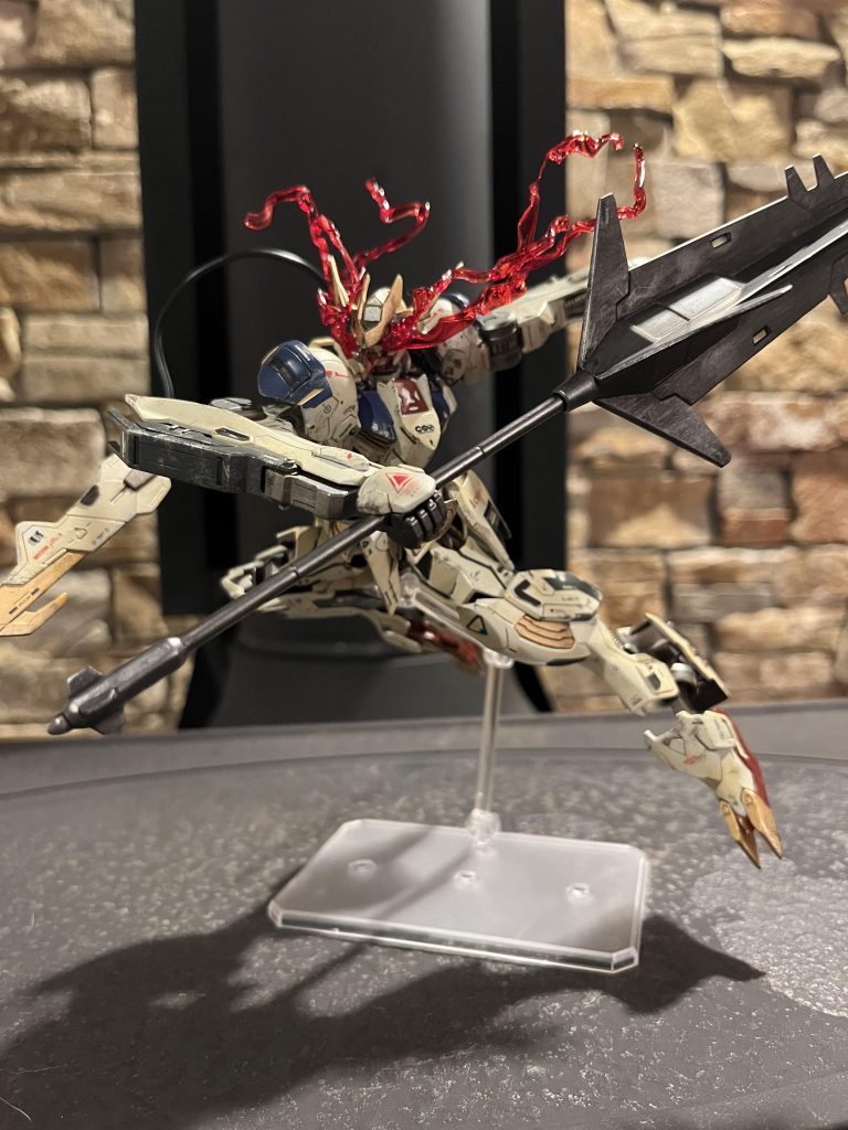 そしてお次は大型メイスで敵機に襲いかかる様なポージング!ちなみに今回ブレードアンテナやアゴそして足先などは余ったランナーで延長して尖らせてます♪
