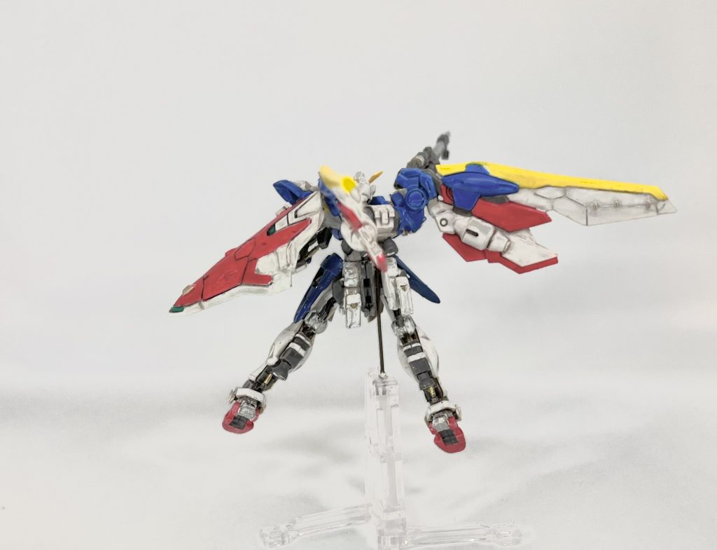 自立できないので虫ピンとアンサンブル用の台座で固定。ダイソーの虫ピンはアーティファクトと相性が良く、付け直した全ての関節に軸として埋めています。次のアーティファクト新作はZZ、ジオ、シルヴァバレトサプレッサーだとか。私の愛するガチムチ機体ばかり…。待ち遠しいです!