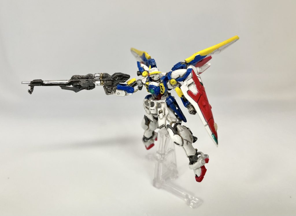 足首、肩、羽根、腰回りなど、色々と変更しましたが、シャフト剥き出しの膝関節が曲げられず、いいポーズになりませんでした…。これに比べると、hgってなんて素直なんでしょ。