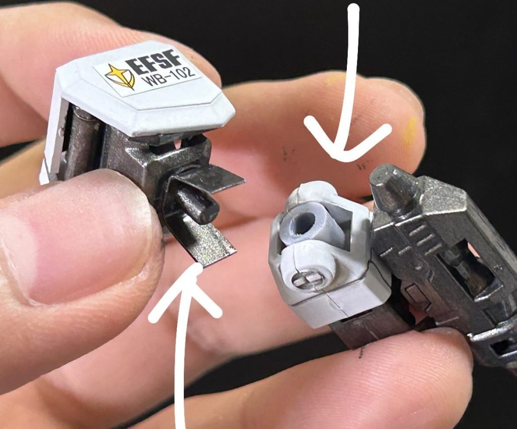 肘の部分がポリキャップ丸出しだったので、プラ板を折り曲げたものを塗装して入れてます。肩のシールはそのまま使用してます。