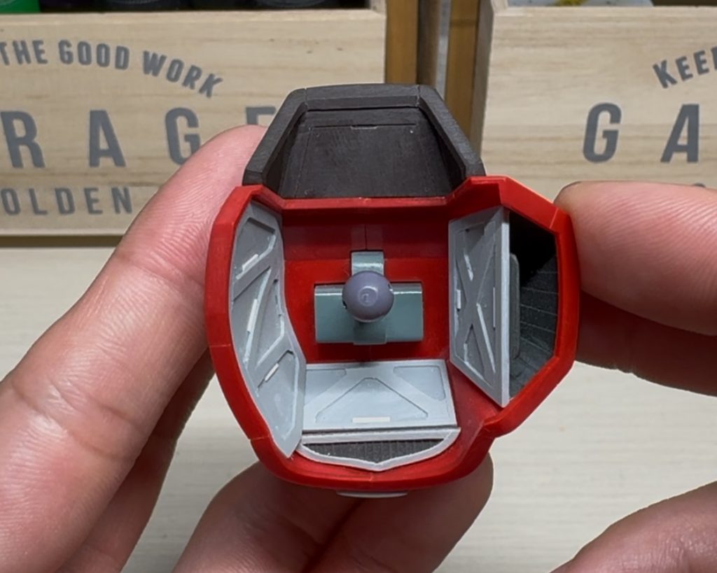 さっぱり見えなくなるカバー裏も頑張りました。フロントスカートにも裏打ちサイドスカートと肩のパカパカする部分?にはブースターも追加していきました。