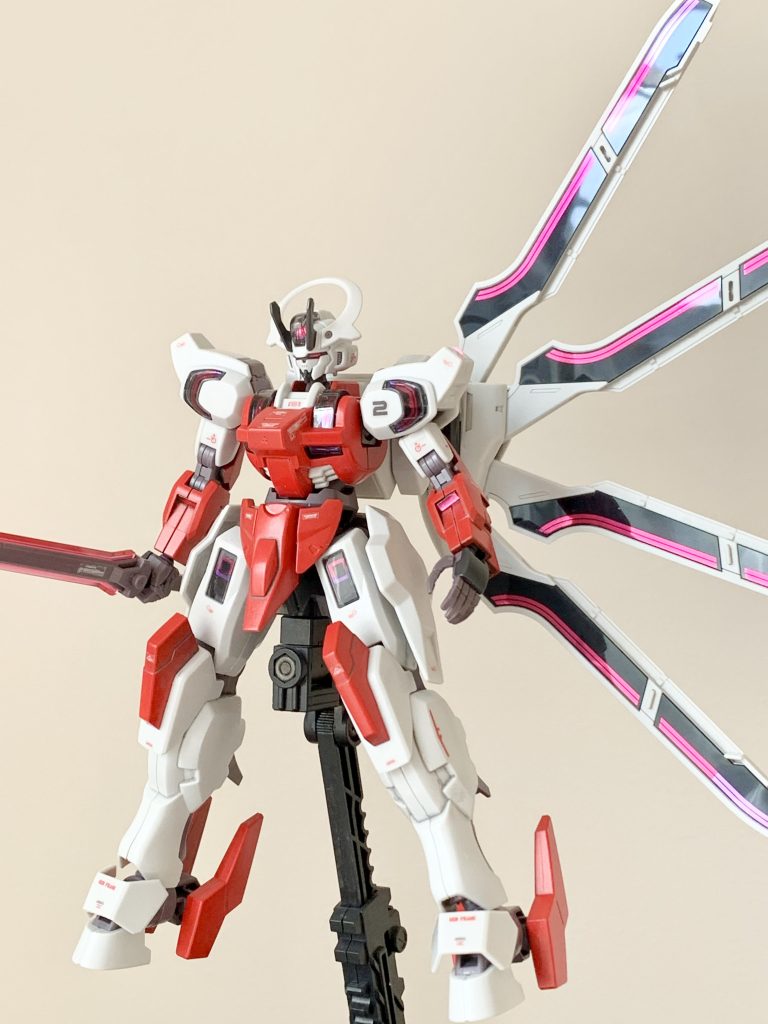 背中の多目的攻防プラットフォーム「ガーディアン」はいろんな形態で取り付けられるのでなかなか完成後も遊べるキットですね。