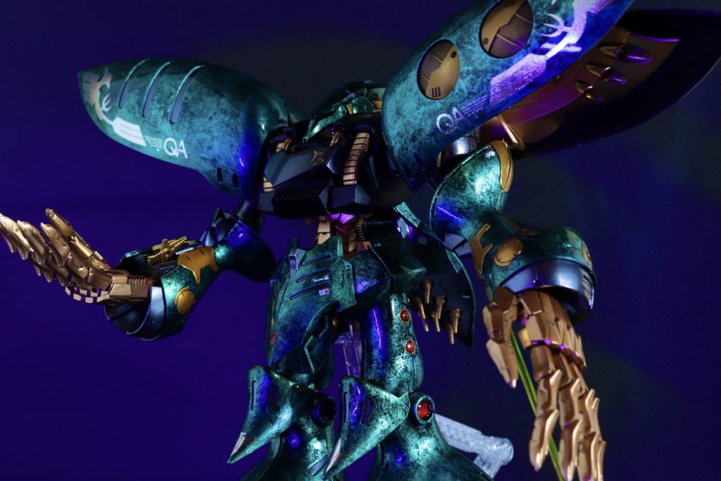 クリアカラーはガイアカラーのグリーン→ターコイズグリーン→ターコイズブルー→ブルーにグラデーションかけてます。ターコイズ系は調色しました。それと所々にイエローとパープルもふわっといれてます。もし、この先クリアグリーンとブルーのグラデーション塗装するならイエロー最強ですよ👍どっちかの色多少濃くなってしまってもイエローでカバー出来ます!特にグラデーション部分に最高でした。吹きすぎ注意ですけどね⚠️これに似た機体があるのですが(僕がかなり寄せました)その色目指して塗ったのですが調色次第で全然変わりますねw全く違う色になってます笑これはこれで好きな色なのでこのままいきましたが実はこれ一度全部色落としてます😭1度目はただの原色のクリアグリーンとブルーでしかなかったです笑濃い色狙ってたならいいのですが薄めとなるとクリアカラーは本当に狙った色になりにくいんだと痛感しました😅見る場所の光で全く違う色味になるのもおもしろいです♪