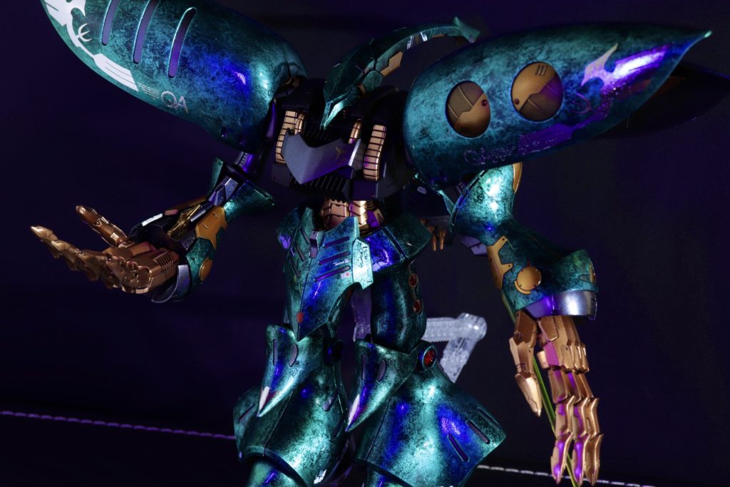 フレームはカッパーゴールドその他ゴールド部分はイエローゴールドに所々クリアオレンジを薄く塗布