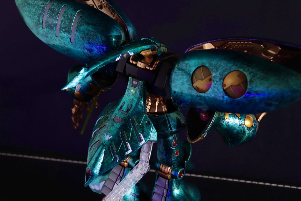 赤いレンズ部分は100均で赤レジンを買って来てその上からクリアレッドを塗ってます因みにそのレジンの下はシルバー塗ってますで無いと発色しません。黒の上に塗ったらレジンは立体だから赤く見えるだろうとやったらダメでした😅ゴールドや白、シルバーの上では発色したので塗装と同じくめんどくさくても明るい色の上にレジンカラーがおすすめですw