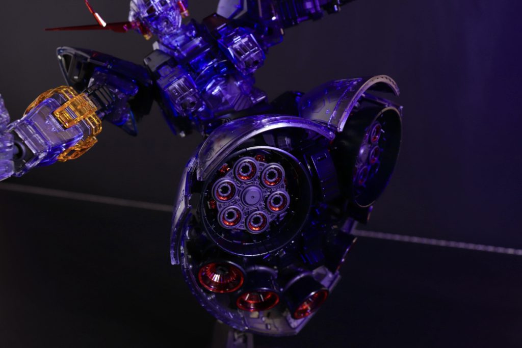 このスカート部最高です✨透けてメカ感倍増されてる上このフレームの迫力そしてこの可動域。HGを作った時どれだけこのポーズをとりたかったことか😳ドッシリした感じではなくスピード感がありそうなフォルムも大好きです！本当に出来が良すぎてずっと見てられるこれはオカンの亡霊ではなく紛れもなくジオンの亡霊です！w宇宙がめちゃくちゃ合うカラー(o^^o)