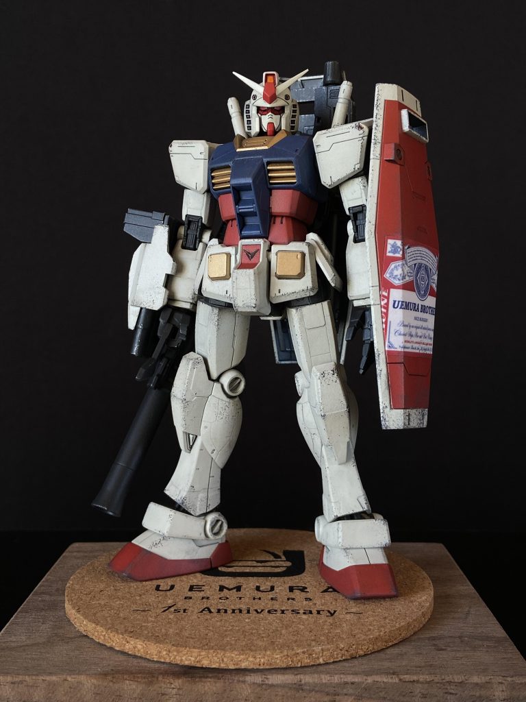 昨年、地元のグルメバーガー屋であるウエムラブラザーズ様（x.comhttps://x.comUEMURA BROTHERS (@uemurabrothers) / X）に、1周年を記念して寄贈させていただいた、HGガンダムのミキシング作品です。今回固定モデルなので写真少なめです。