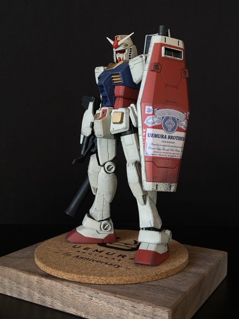 シールドにはお店で作っていらっしゃるステッカーを、台座はお店のコースターをお借りしております。