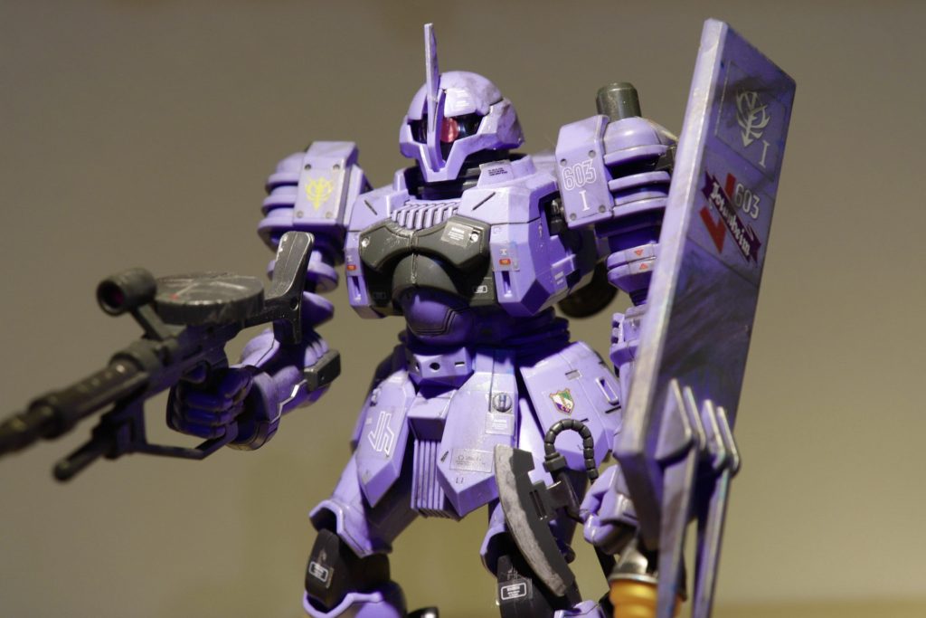 素組みにスミ入れ&鉛筆・ガンダムマーカーウェザリング仕上げ今見るとデカールもそのまんまのサイズで貼ってて素人感満載ですね笑いかにもシール貼ってます!って感じがσ(^_^;)まぁ、それも味ですよねぇ。