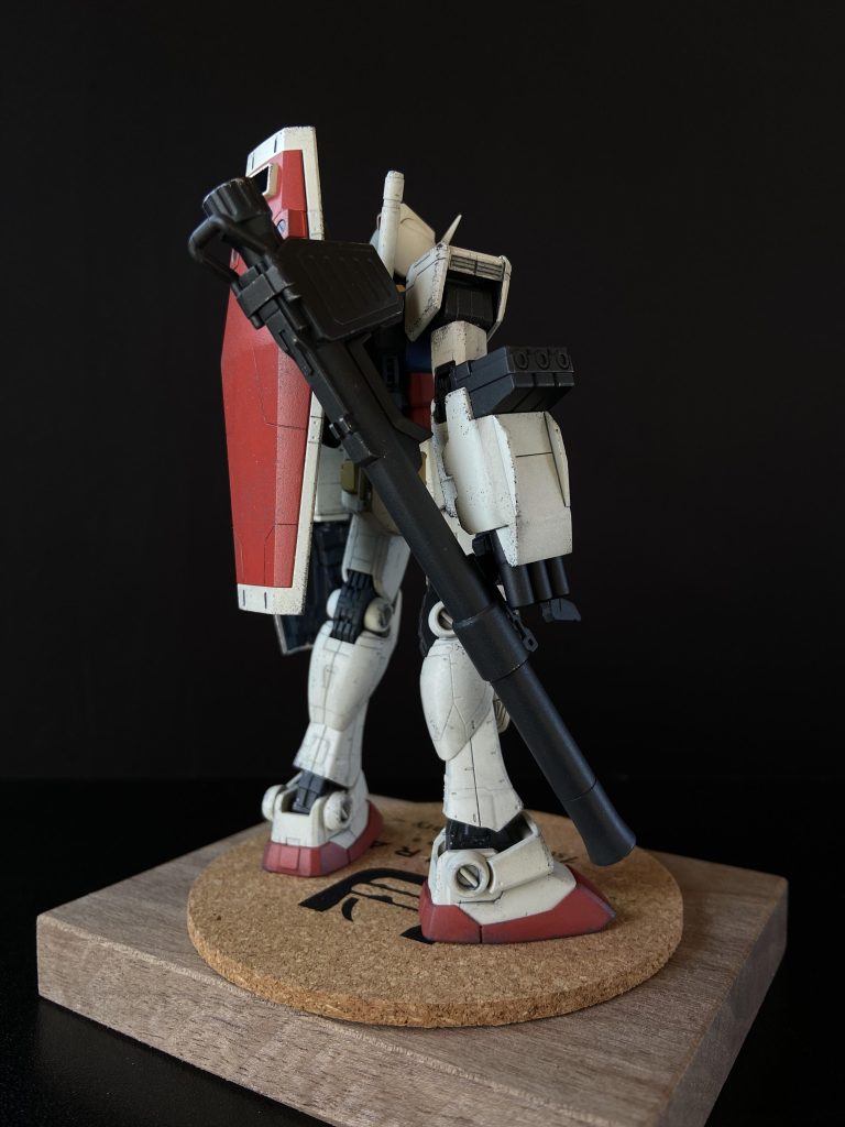 ちょっとロックなバズーカの持ち方と追加武装で特徴をつけています。