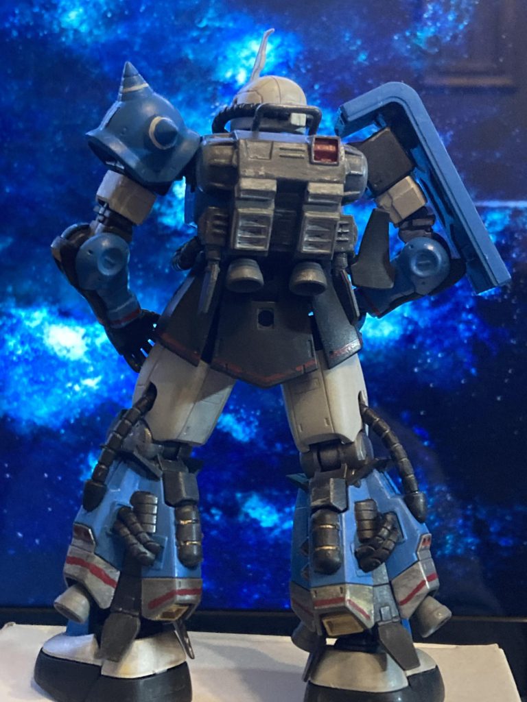 バックショット。設定画では、脚部バーニアは３つとも丸型なんですけどね‥。