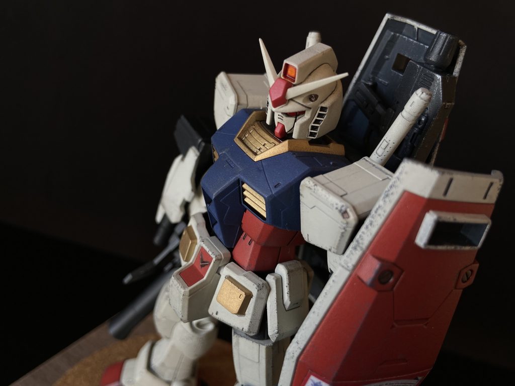基本はガンダムver.G30thですが頭部はHGUC21番を前後に幅増しし、フェイスを少し奥に移動しています。武装はRGガンダムの最初のものとG30thを加工、腕部に（おそらく）HGUCゲルググの武装を追加しています。