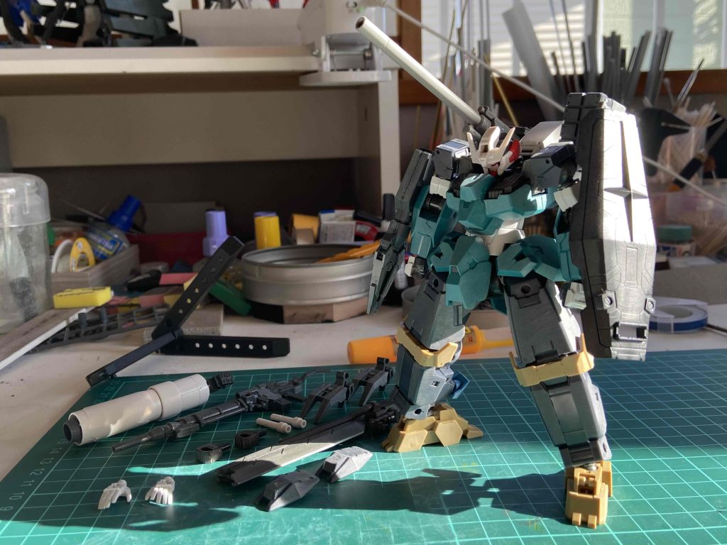 ヤスリ完了時の写真です。RX-78F00ガンダムの盾などこの後没にしたパーツがいくつか。