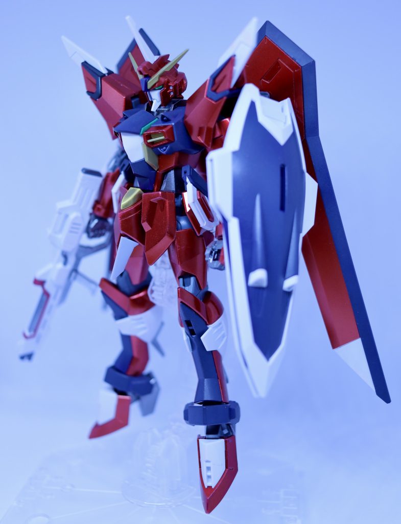 塗装は全てガンダムマーカーエアブラシにで行ってます。シールドや脚部の暗い色はガンダムマーカーのダークブルーにしてあります。