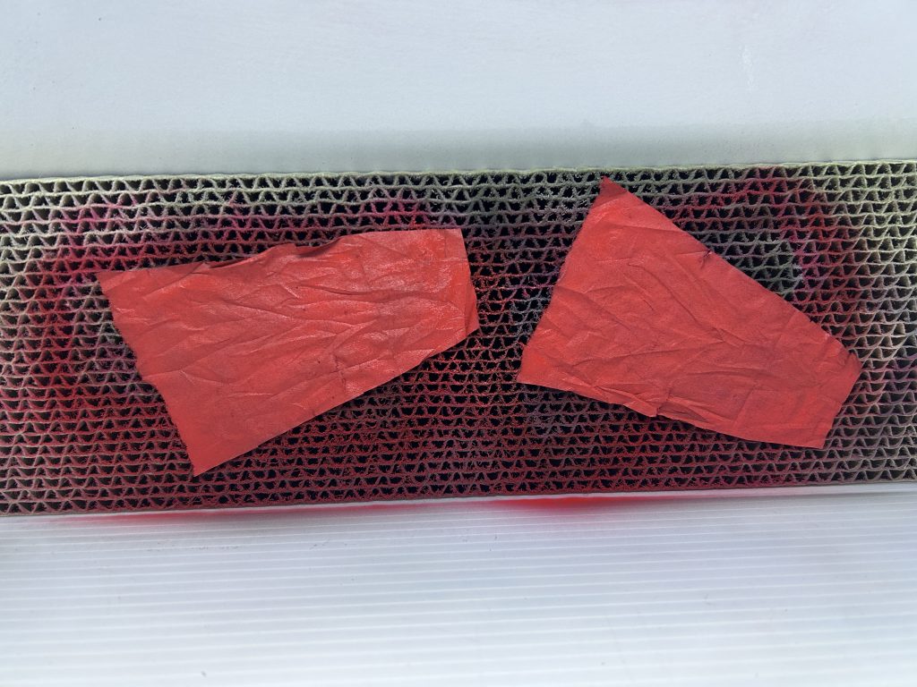 ティッシュでマントを。塗装ブースのフィルターに吸い付かせて塗装で作業は楽ちんでした。