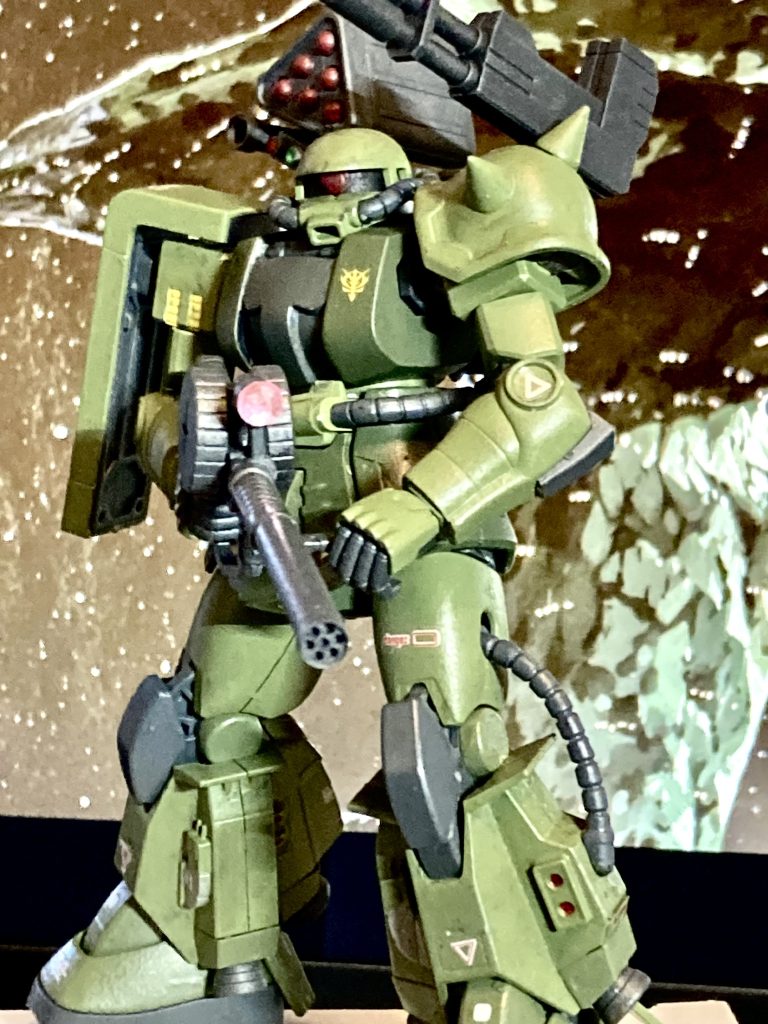 背中にはミサイルポッド、キャノン砲装備!マシンガンは弾倉を二連装填!