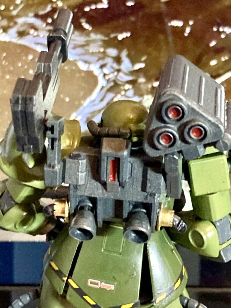 背中のキャノンはビルダーズパーツですかね?フリマで買ったものについてました😓ミサイルはイフリートナハトの余剰パーツです。