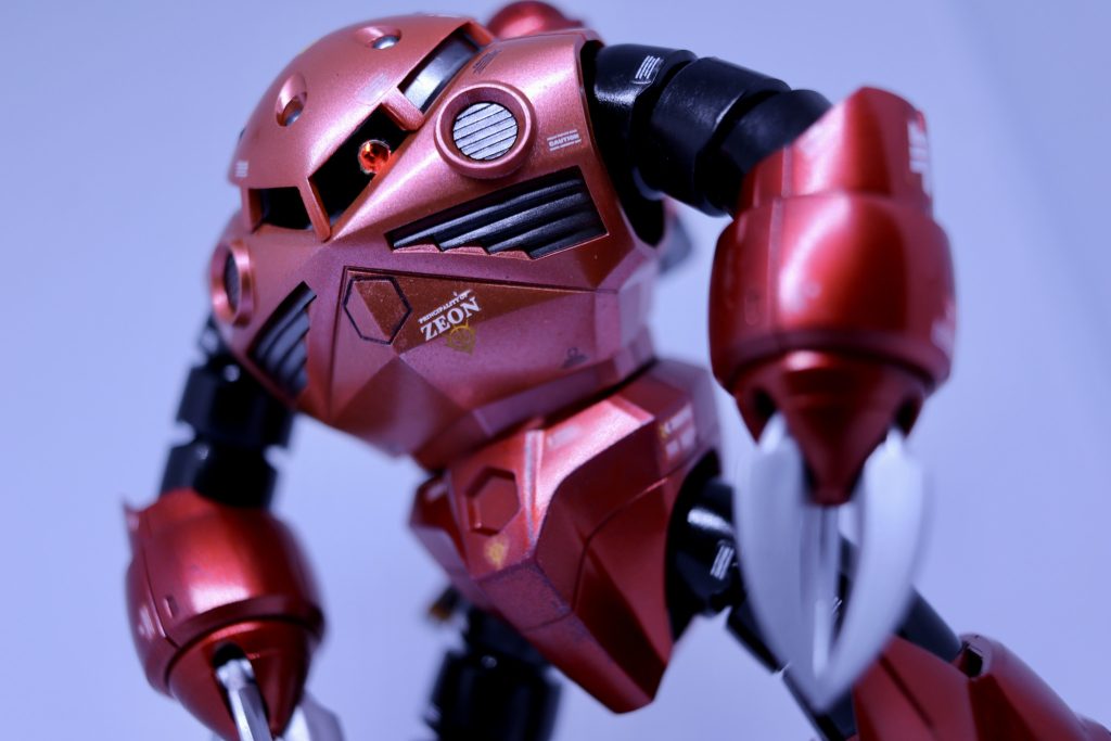 モノアイの光を抑えめにして撮影。