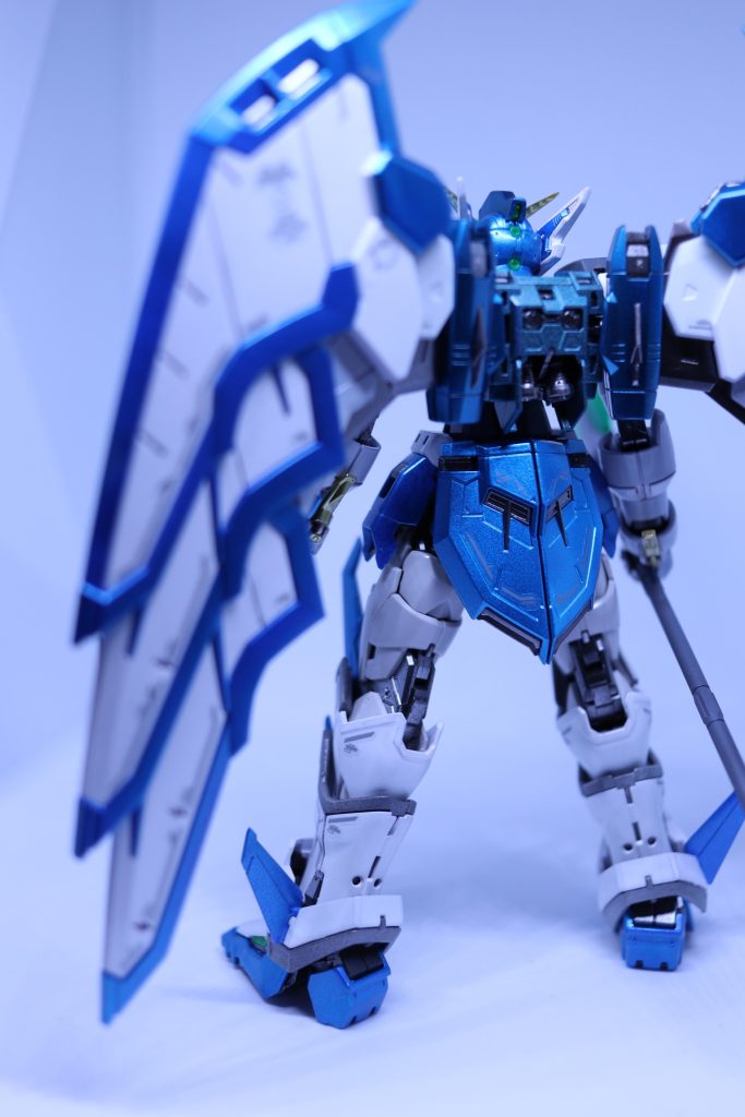 ブルーの部分はガンダムマーカーのコスモメタブルーを使用。