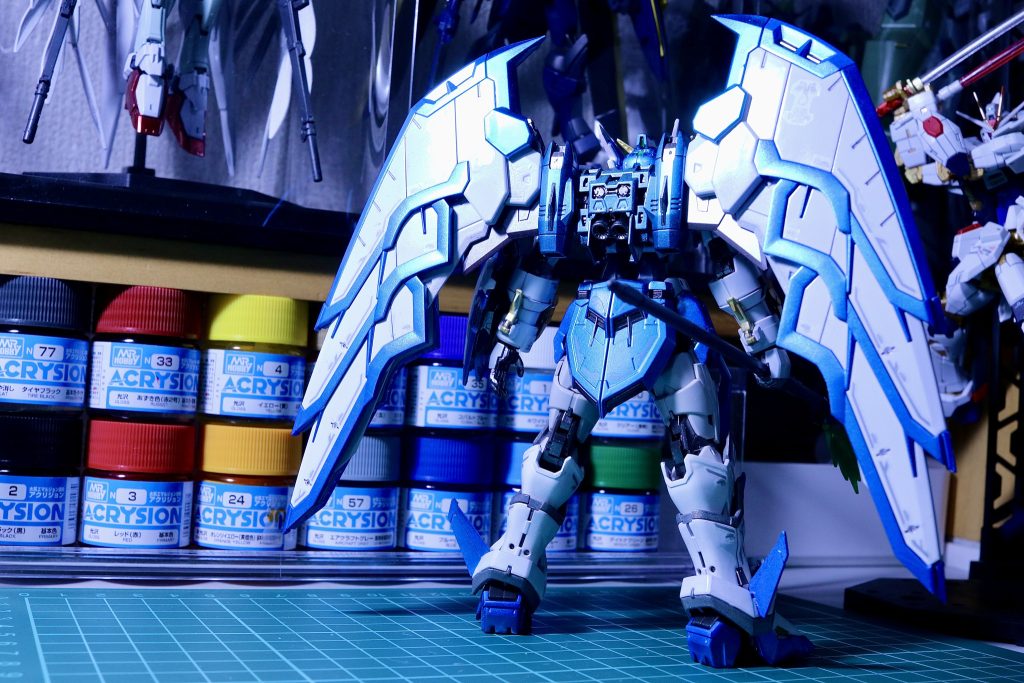 後ろ姿アクリジョンの壁が背景にありますが、塗装は水性ホビーカラーもガンダムマーカーです。ガンダムマーカーはガンダムマーカーエアブラシで塗っております。