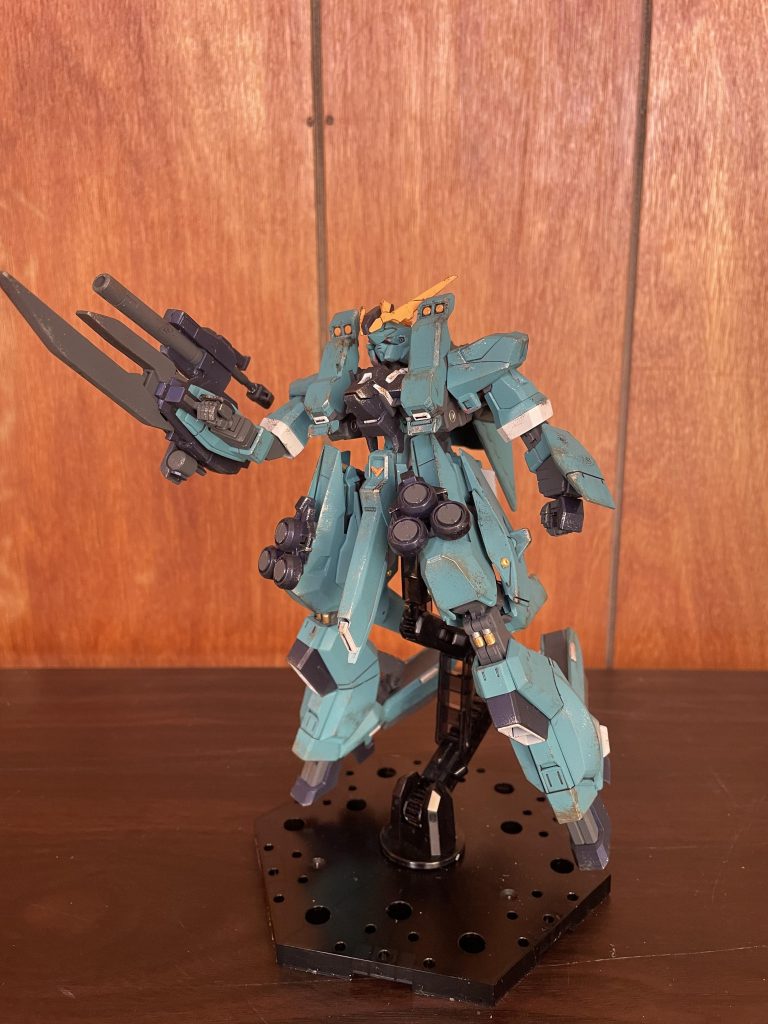 膝部のシリンダーらしきものはそれ風に塗装。ガンダムMk-V風な塗装を目指しましたが、アンテナを黄色に塗ってしまい、白く塗り直す精神力が無かったので、そのまま、、、