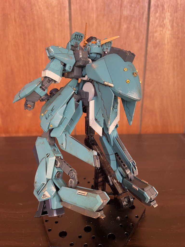 各所にダイソーのビーズとMGサイコザクで余ったアポジモーターを埋め込み。ウェザリングはチタンシルバー、ブラック、ブラウンでチッピング。ウェザリングマスターで火星の埃を表現しました。