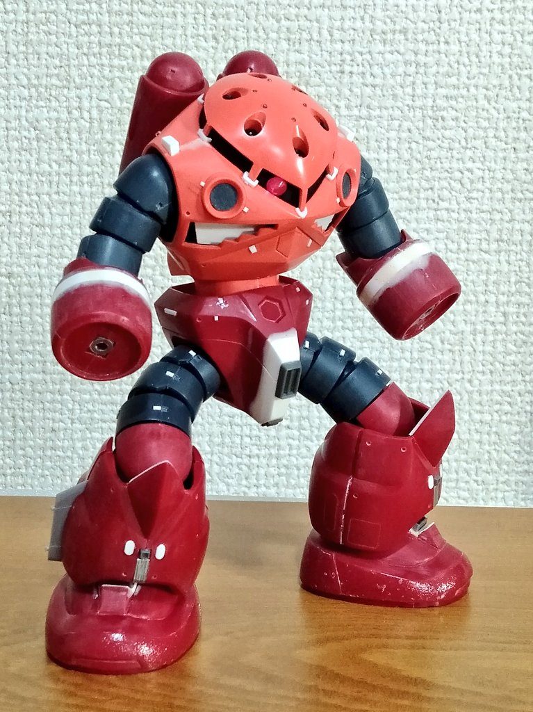 フレキシブル関節は関節穴を大きくして可動範囲を拡大、プラバンチップやスジボリを各所に追加してディテールアップ、靴のソール部は接着剤を塗ったあとに歯ブラシでたたいて何か特殊加工したような感じに、モノアイは100均のジュエルシールをそのまま貼り付けてあるので位置替えも楽々