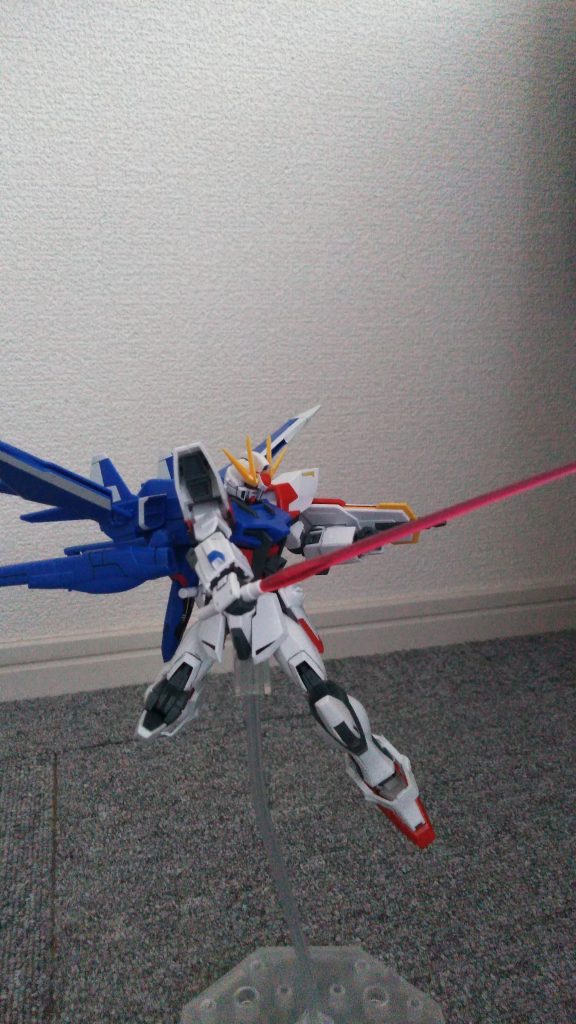 ビームサーベルでザシュ!(zaku-kao2)ビルドブースター（後ろのやつ）がオリジナ設定で地球戦闘用になってます。