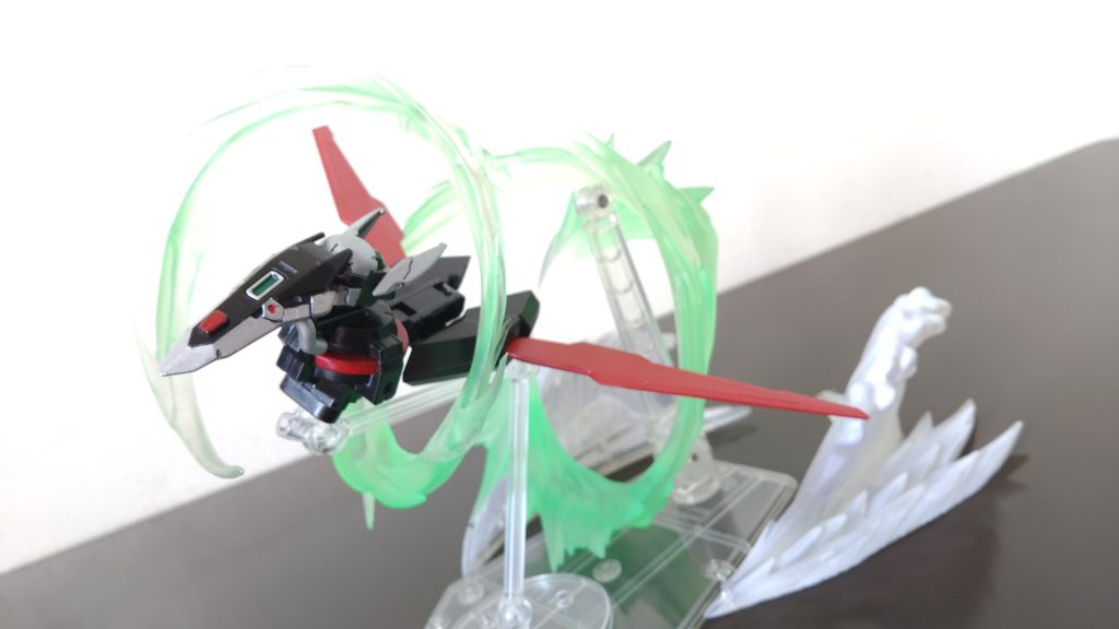 スカイ・コソドローンの赤い主翼は特殊超合金でできており敵MSを切断する能力を持ち、更に最高速度マッハ２で飛ぶ飛行能力を有している。実際はほぼ粗悪なジャンクパーツで作られているため最高速度を出すと空中分解する欠点がある。