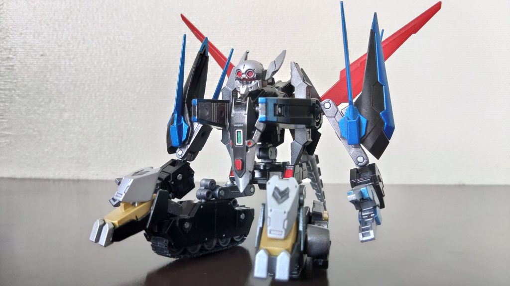 「トライ・コソドローン」陸海空３機のコソドローンが合体した強行逃走形態。合体することでパワーが格段に上がり対MS戦を想定している。